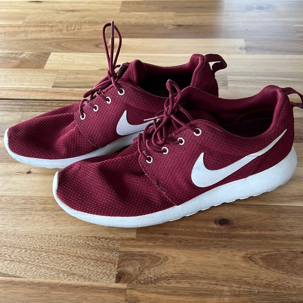Nike Roshe Maroon size 10.5
